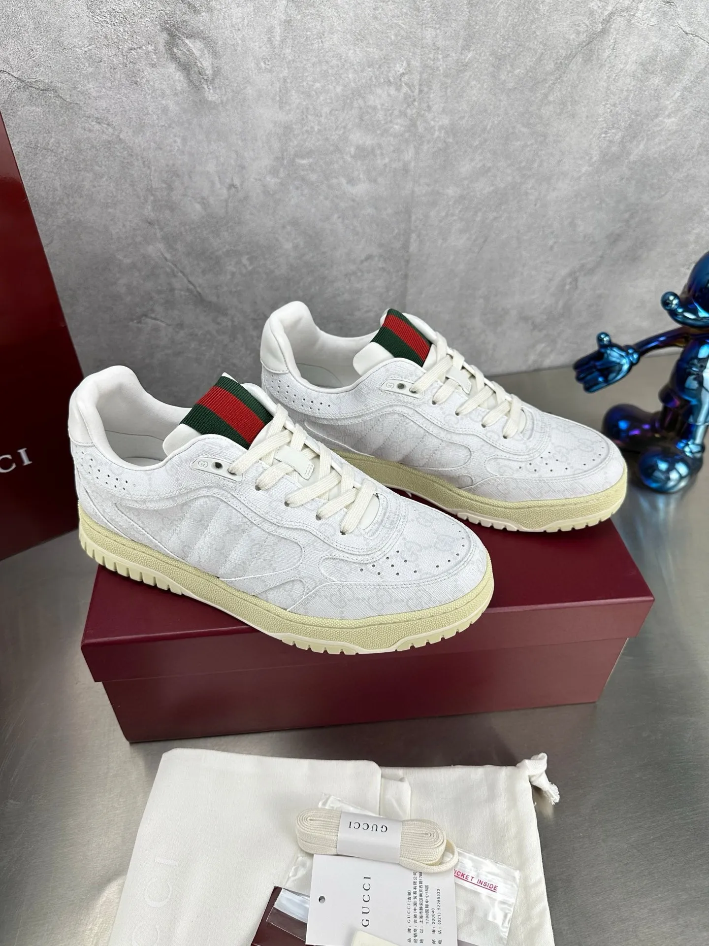 Factory price: 640💰The top version of Gucci Gucci's latest hot-selling couple's sneaker series is shipped. The original version is purchased, developed and manufactured. This high-low top sneaker adopts a basketball-style silhouette design, cleverly incorporating hollow panels and distressed effects, showing its unique ingenuity. The ingenuity incorporates brand logo details such as interlocking Double G styling accessories and Gucci lettering, a low-key tribute to the brand's design heritage. Exquisite packaging at the delivery counter 🛍📦 ▪️ Fabric: Original customized imported first-layer cowhide ▪️ Inner lining: Imported first-layer cowhide ▪️ Sole: Original molded TPU sole ▪️ Sole thickness: 3cm ▪️ Size: Women's 35-41 Men's 38-45 (Female 41, Men 38 45 customized) ▪️ p